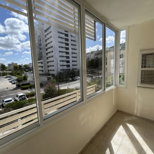 מרפסת עם חלונות גדולים ורצפת קרמיקה