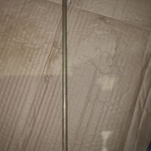 חלק מתכת עם חוטים על קרטון