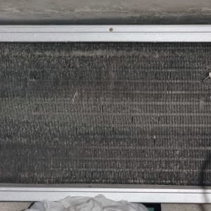 יחידת מיזוג אוויר מלוכלכת לפני ניקוי