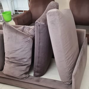 כריות ספה מוסרות לניקוי עם מכונת ניקוי