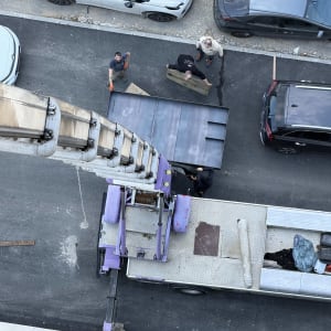 מנוף בעבודה עם אנשים ומכוניות ברחוב