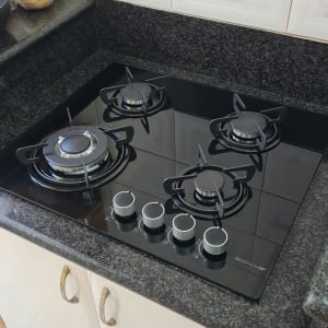 כיריים גז מזכוכית שחורה המותקנות במשטח שיש במטבח