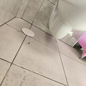 אסלה ורצפת אריחים בחדר אמבטיה