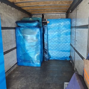 חפצים עטופים בניילון בתוך משאית הובלה