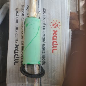 חלקי דוד שמש על קרטון עם כיתוב אדום