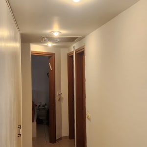 תקרת מסדרון עם פתח מיזוג אוויר