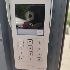 מערכת אינטרקום עם לוח מקשים ומצלמה