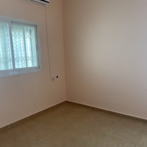 חדר ריק עם קירות צבועים ומזגן