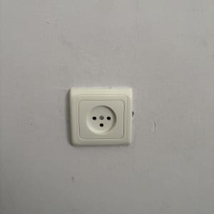 שקע חשמלי על קיר לבן