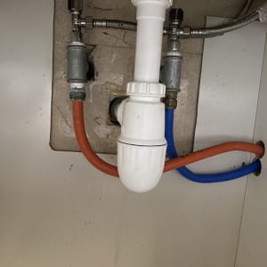 צינורות מים חמים וקרים מתחת לכיור