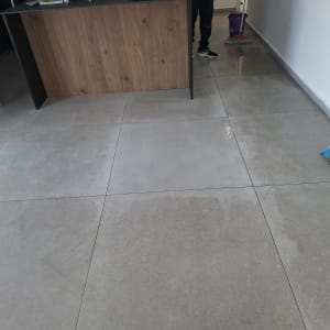 רצפה נקייה עם דלי ומטאטא