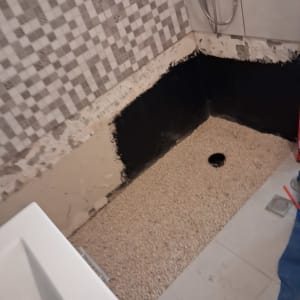 שיפוץ חדר אמבטיה עם אריחים וכלים סניטריים