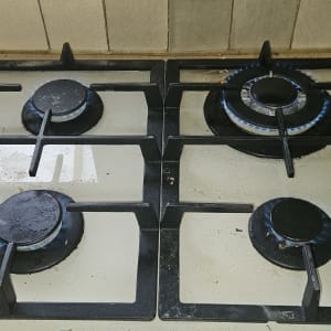 כיריים גז עם להבות כחולות במטבח