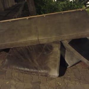 כריות ספה ישנות מונחות על המדרכה בלילה