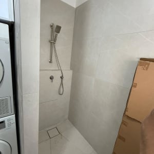 מקלחת חדשה עם אריחים וכלים סניטריים