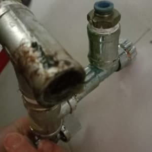 צינור מתכת חלוד עם חיבורי אינסטלציה