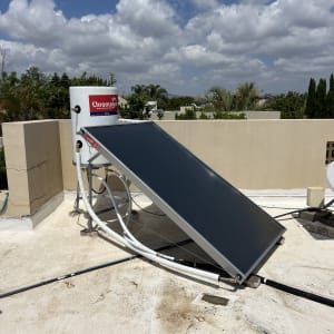 דוד שמש עם קולטים על גג תחת שמיים מעוננים