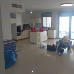 חדר ריק עם ציוד בנייה ורצפה מבריקה