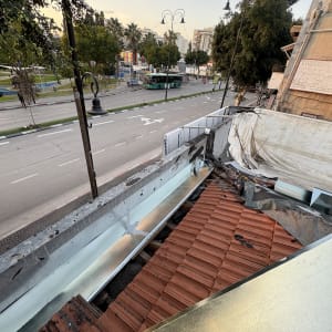 תמונה של גג עם רעפים ותעלת ניקוז