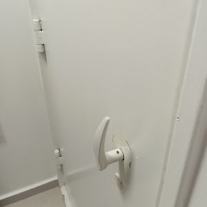 ידית דלת לבנה עם צירים נראים