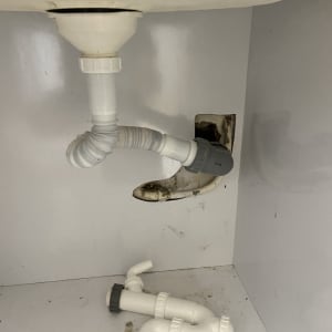 צינורות פלסטיק מתחת לכיור עם חיבורים