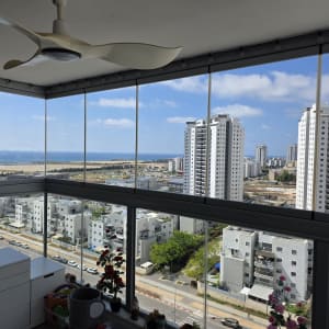 נוף עירוני עם בניינים גבוהים וחלון פנורמי