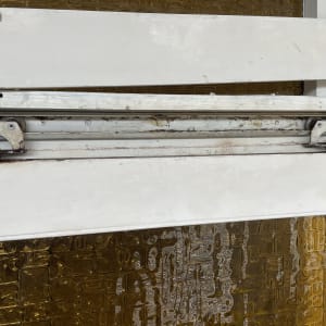 חלק עליון של דלת עם זכוכית צהובה ומסגרת לבנה