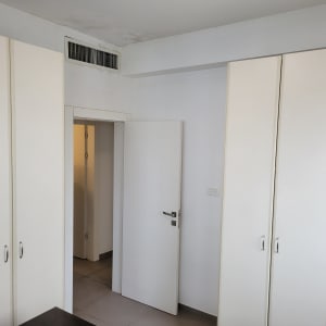 דלת פתוחה עם סימני רטיבות בתקרה