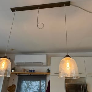 שני מנורות תלויות עם נורות דולקות במטבח