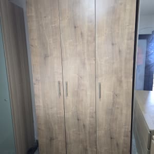 ארון עץ עם דלתות ומראה בצד