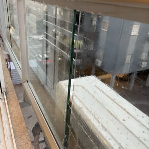 מעקה זכוכית רטוב לאחר ניקוי