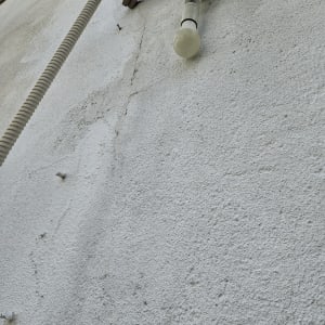 קיר עם סדק, צינור ומנורה