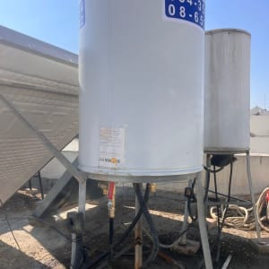 דוד שמש עם צינורות ומחברים על גג