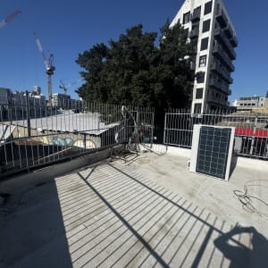 גדרות מתכת על גג עם צללים של מסגרות