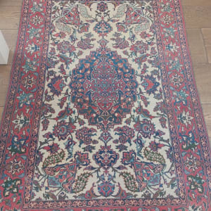 שטיח צבעוני עם דוגמאות פרחוניות על רצפת עץ