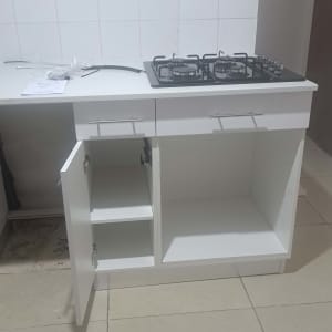 כיריים גז מותקנים על ארון מטבח לבן