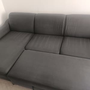 ספה אפורה נקייה בחדר מגורים