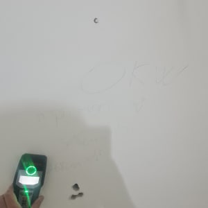 מד לחות על קיר עם חורים קטנים