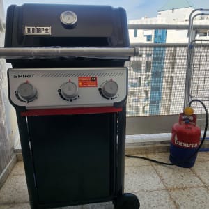 גריל גז ומיכל גז במרפסת