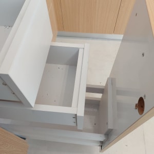 מגירות מטבח פתוחות עם לכלוך בפנים