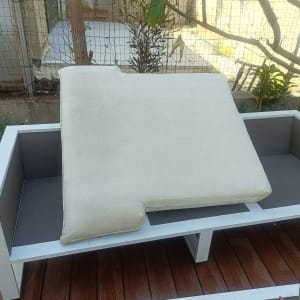 כרית ספה על מסגרת עץ בחצר