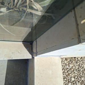 פינת קיר זכוכית עם אבנים וחיפוי שיש