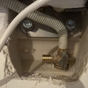 חיבור צינור למערכת מיזוג אוויר בקיר