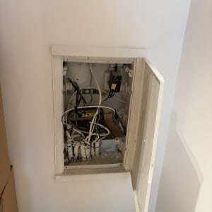 ארון חשמל פתוח עם חוטים חשופים