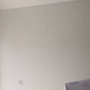 קיר צבוע עם סימנים קטנים של תיקונים