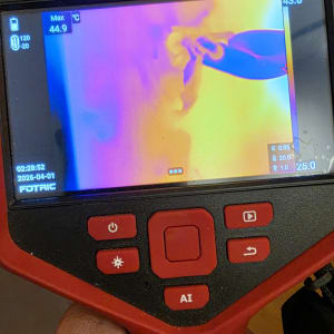 מצלמה תרמית מציגה תמונה צבעונית של חום ודליפה