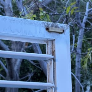 ניקוי מסגרת חלון