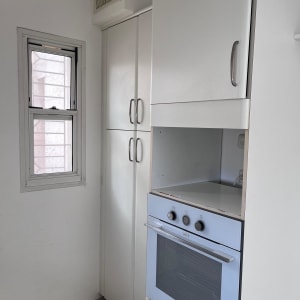 תנור ומטבח לבן עם ארונות