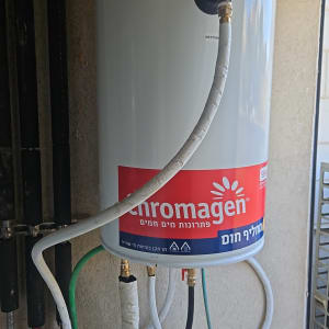 דוד שמש מותקן עם צינורות מחוברים