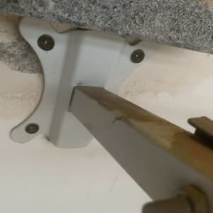 תושבת מתכת עם ברגים על קיר